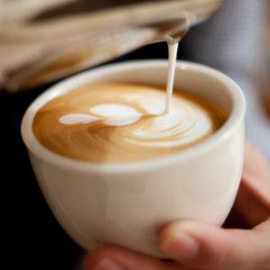 Barista sử dụng Máy Pha Cà Phê ALLEGRA MODEL DINAMICA 2 GROUP